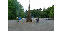 Entzünden des Johannifeuers (Foto: Karl-Franz Thiede)